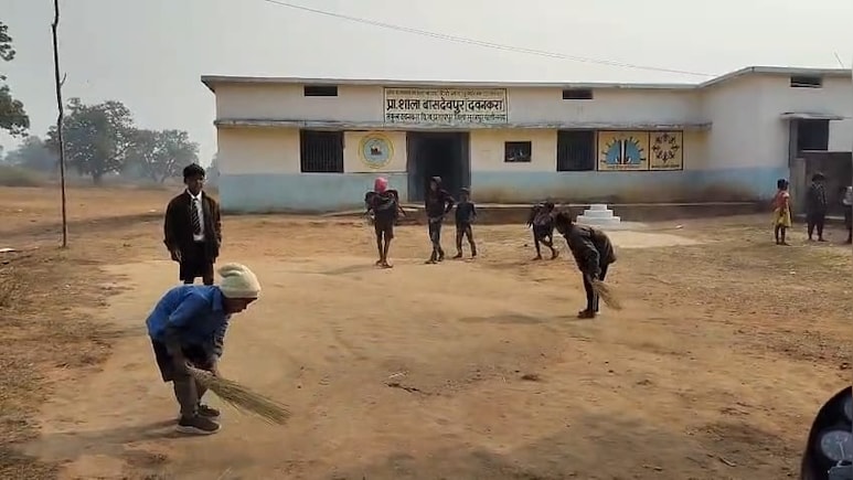 सूरजपुर के सरकारी स्कूल में बच्चों से झाड़ू लगवा रहे हैं शिक्षक ! BEO ने बताई अजीब बात