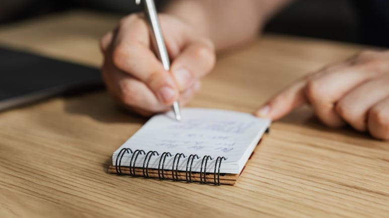 Viral: 'दारुसोबत बटाटा चिप्स पण ठेवा'; सरकारी अधिकाऱ्याच्या घरातून निघताना चोराने लिहिला मेसेज, प्रकरण व्हायरल