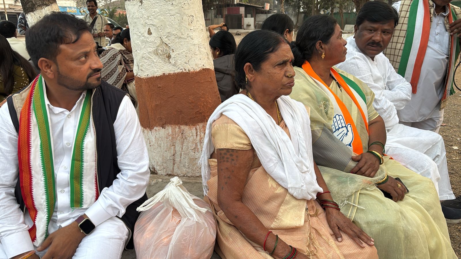 रायपुर सेंट्रल जेल के बाहर बीच में कवासी लखमा की पत्नी