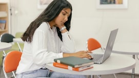 बीटेक कंप्यूटर साइंस या बायोटेक्नोलॉजी? जानिए किसमें है ज्यादा सैलरी