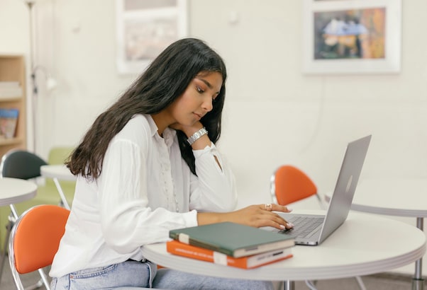 बीटेक कंप्यूटर साइंस या बायोटेक्नोलॉजी? जानिए किसमें है ज्यादा सैलरी