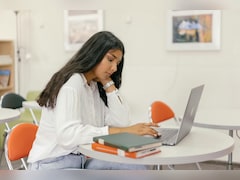 बीटेक कंप्यूटर साइंस या बायोटेक्नोलॉजी? जानिए किसमें है ज्यादा सैलरी