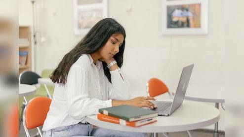 बीटेक कंप्यूटर साइंस या बायोटेक्नोलॉजी? जानिए किसमें है ज्यादा सैलरी