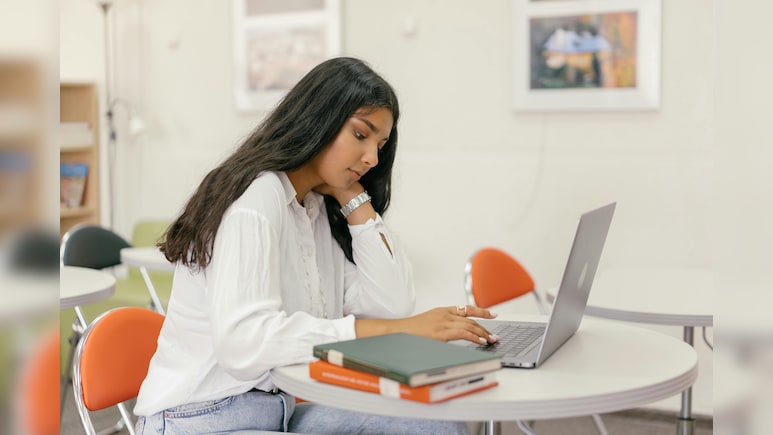 बीटेक कंप्यूटर साइंस या बायोटेक्नोलॉजी? जानिए किसमें है ज्यादा सैलरी