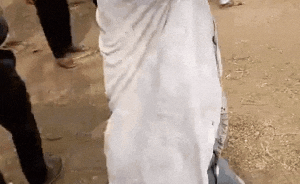 रस्सी से बांधा, फिर जमीन पर गिराकर बुरी तरह पीटा, छोड़ने के लिए गिड़गिड़ाता रहा युवक, पर नहीं पसीजा किसी का दिल&nbsp;