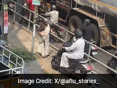 ट्रैफिक से बचने के लिए फुटपाथ पर चढ़ा दिया स्कूटर, सबक सिखाने के लिए बुजुर्ग महिला ने जो किया, वाकई हिम्मत है!