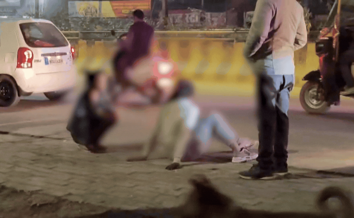 VIDEO: 'ज्यादा हो गई है...' नशे में धुत लड़कियों का सड़क पर ड्रामा, किसने पिलाई इतनी शराब जो खुद पर खो दिया काबू? 