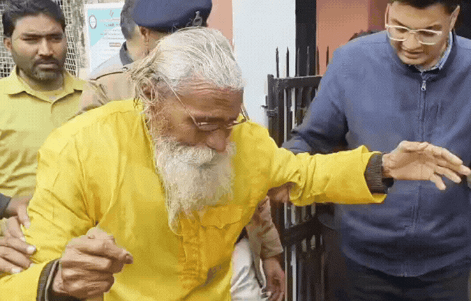 VIDEO: कलेक्ट्रेट में आत्मदाह की कोशिश, बुजुर्ग ने खुद पर डाला पेट्रोल; जनसुनवाई में मचा हड़कंप