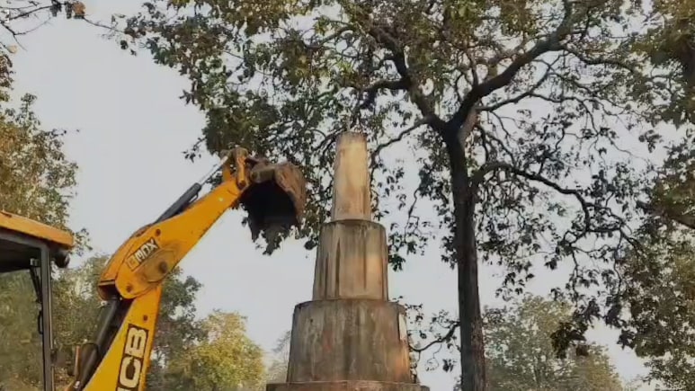 Chhattisgarh: बीजापुर के फरसेगढ़-तर्रेम में नक्सलियों के 4 स्मारक ध्वस्त, CRPF ने जंगलों में की बड़ी कार्रवाई