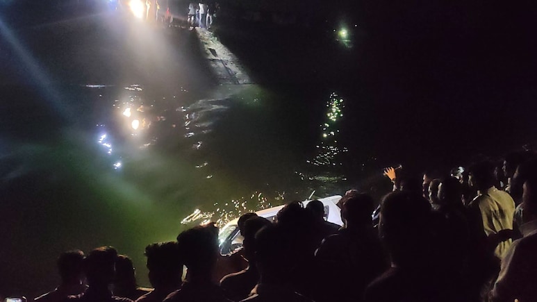 Accident News: अंधारात अंदाज चुकल्याने कार थेट कालव्यात! पती- पत्नी बुडाले, तरुण मदतीला धावला अन्...