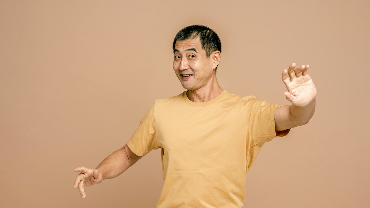 10 Simple Ways to Make a Plain T-Shirt Look Stylish Every Day 10 Simple Ways to Make a Plain T-Shirt Look Stylish Every Day