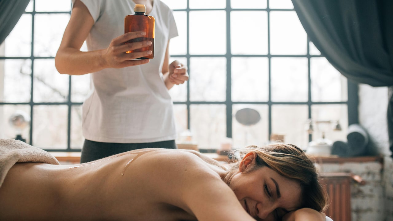 5 Must-Have Body Oils That Lock in Moisture for Glow and Hydration and Keep Skin Soft All Day Under  ₹300