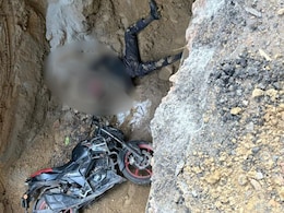 मौत का गड्ढा! दिल्ली में गड्ढे में गिरकर बाइक सवार की दर्दनाक मौत