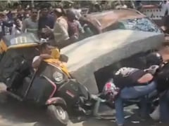 मुंबई में ऑटो पर गिरा मेट्रो स्लैब, पिचकी गाड़ी में फंसा युवक, मुलुंड का ये वीडियो डरा देगा