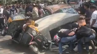 मुंबई में ऑटो पर गिरा मेट्रो स्लैब, पिचकी गाड़ी में फंसा युवक, मुलुंड का ये वीडियो डरा देगा
