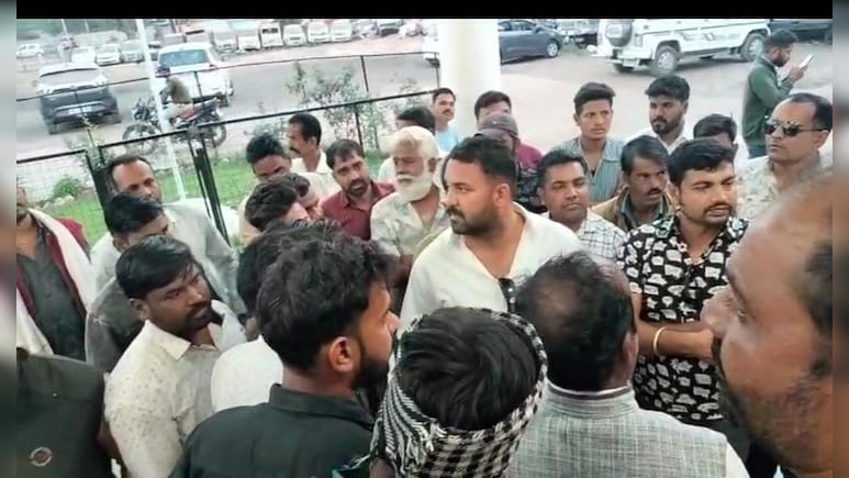 नाबालिग को बंधक बनाया, शिकायत की तो थाने से लौट रहे ग्रामीणों पर किया हमला, गांव में तनाव&nbsp;का माहौल&nbsp;