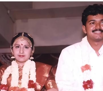 कौन हैं तलपति विजय की पत्नी संगीता? फैन से बनी लाइफ पार्टनर, 26 साल बाद लगाया चीटिंग का आरोप