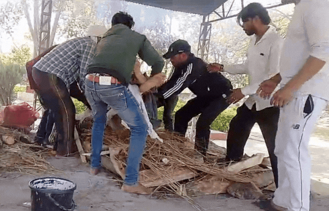 VIDEO: चिता से उठाया पार्थिव शरीर! एंबुलेंस में डालकर अपने साथ ले गया वन अमला- जानें पूरा मामला