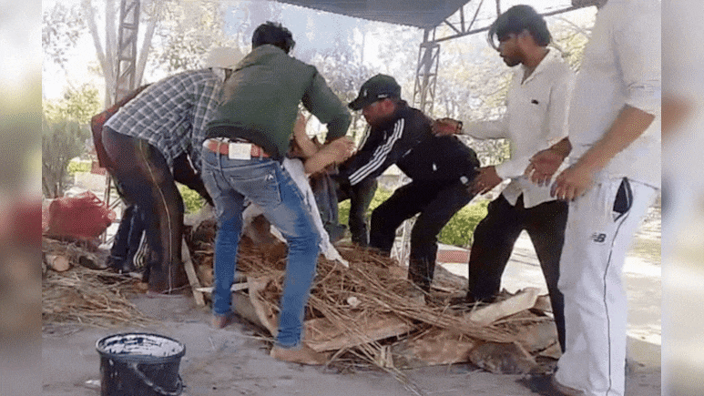 VIDEO: चितेवर रचली होती लाकडे, अग्नी देणार इतक्यात आली रुग्णवाहिका, पुढे जे घडलं ते सर्व जण पाहातच राहीले