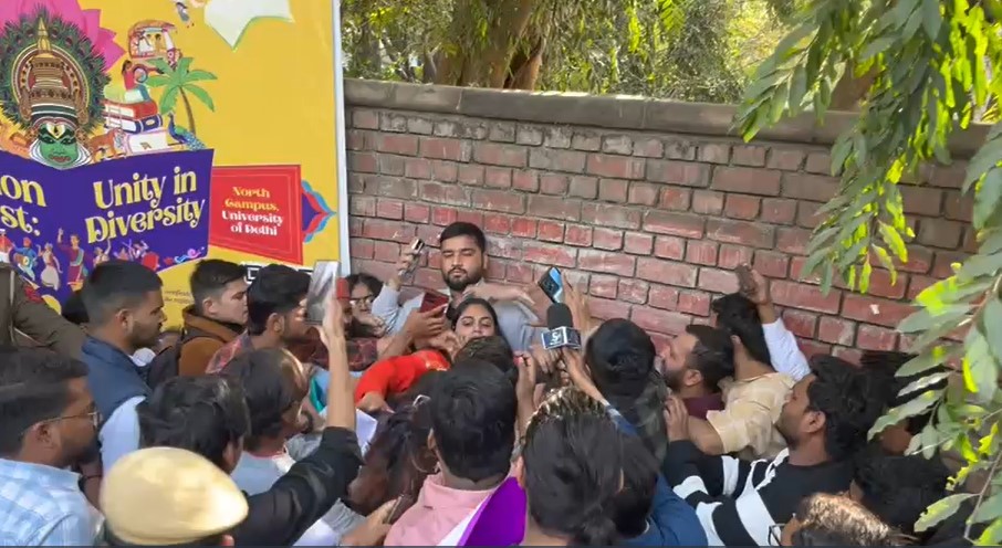 दिल्ली यूनिवर्सिटी में UGC कानून पर बवाल, महिला यूट्यूबर से हाथापाई, छात्रों का आधी रात तक हंगामा