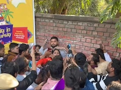 दिल्ली यूनिवर्सिटी में UGC कानून पर बवाल, महिला यूट्यूबर से हाथापाई, छात्रों का आधी रात तक हंगामा