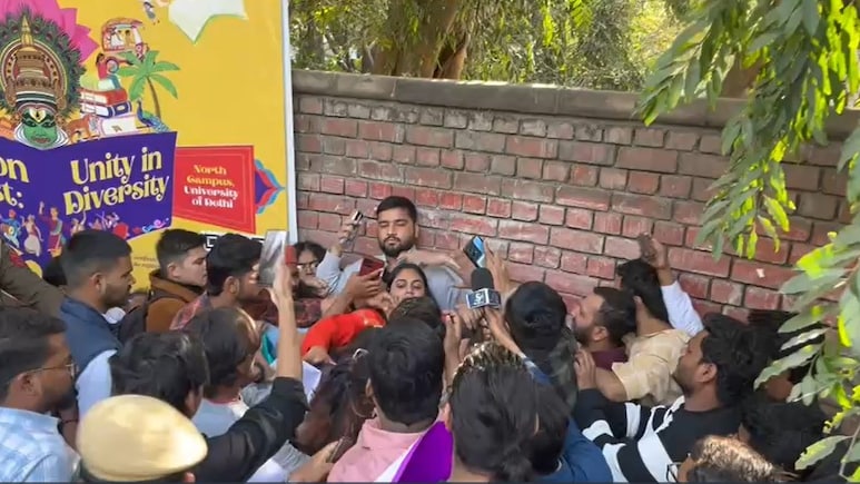 दिल्ली यूनिवर्सिटी में UGC कानून पर बवाल, महिला यूट्यूबर से हाथापाई, छात्रों का आधी रात तक हंगामा