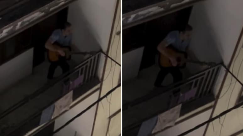 बालकनी में अकेले गिटार बजाकर 'डूबा-डूबा' गा रहे थे अंकल, पड़ोसी ने Video बनाया, सिंगिंग ने जीता इंटरनेट का दिल