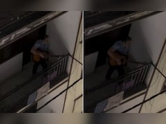 बालकनी में अकेले गिटार बजाकर 'डूबा-डूबा' गा रहे थे अंकल, पड़ोसी ने Video बनाया, सिंगिंग ने जीता इंटरनेट का दिल