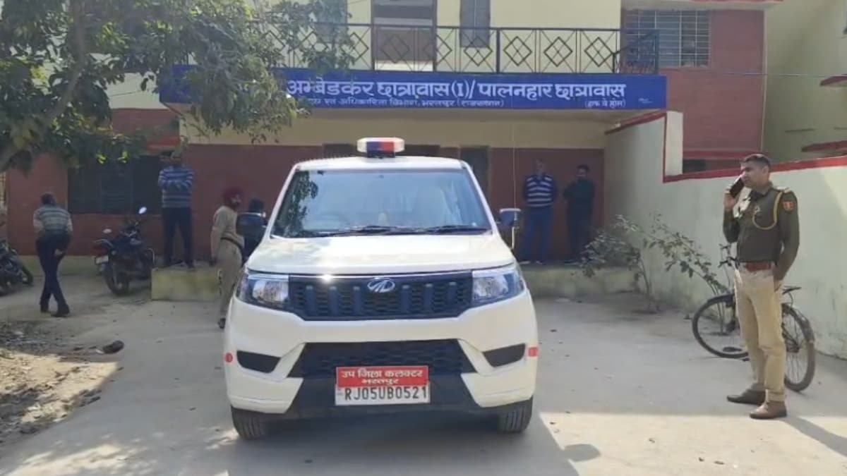 छात्र की आत्महत्या की खबर मिलते ही पुलिस छात्रावास पहुंची