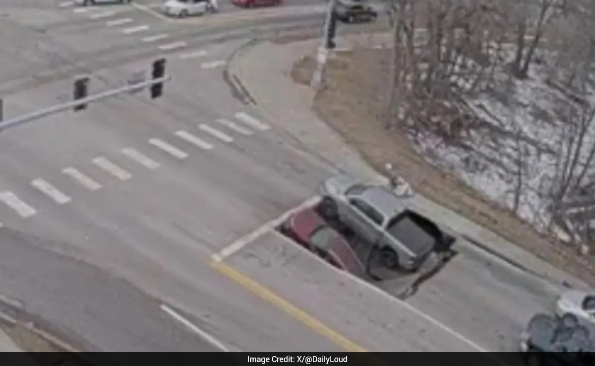 Watch: Dramatic Footage Shows Moment Sinkhole Swallows 2 Cars At Traffic Signal In US