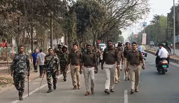 बोकारो में चुनावी हिंसा के बाद स्थिति को संभालने में जुटे पुलिस के जवान.