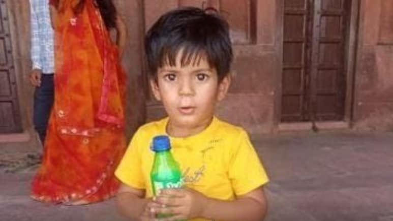 भरतपुर: तेज रफ्तार वैन ने मासूम बच्चे को रौंद डाला, सीने पर चढ़कर निकल गए पहिए