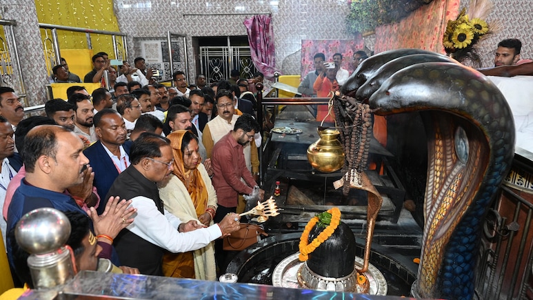 Mahashivratri 2026: रात 1 बजे सत्यनारायण बाबा धाम पहुंचे सीएम, पत्नी के साथ पूजा की, विकास कार्यों की दी सौगात &nbsp;