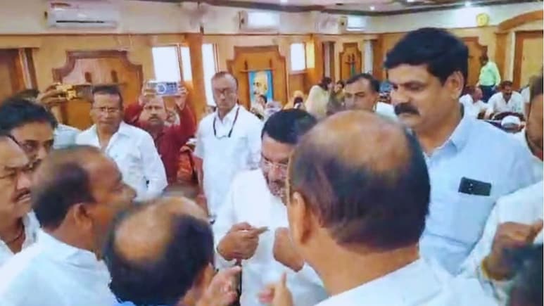 Akola News : अकोला महापालिकेच्या पहिल्याच सभेत मोठा राडा; नगरसेवक आमने-सामने, जोरदार घोषणाबाजी