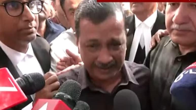 Watch: AAP Chief Arvind Kejriwal Breaks Down After Court Relief, Manish Sisodia Consoles Him