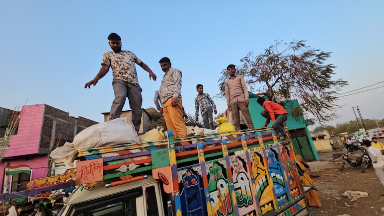 मध्यप्रदेश के आगर-मालवा में मजदूरों का राजस्थान पलायन, जान&zwj;िए क्&zwj;या है घर छोड़ने की मजबूरी?