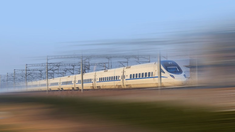 हवा से बात करने वाली ट्रेन में सवार हुए योगी आदित्यनाथ, ये हैं दुनिया की 5 सबसे तेज ट्रेनें