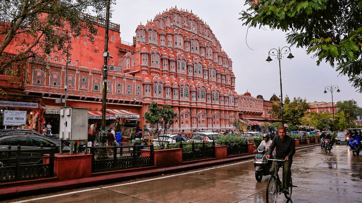 Rajasthan Weather: राजस्थान में मौसम का U-Turn, मार्च की विदाई के साथ आंधी-बारिश और ओलों का तांडव, 7 जिलों में येलो अलर्ट जारी