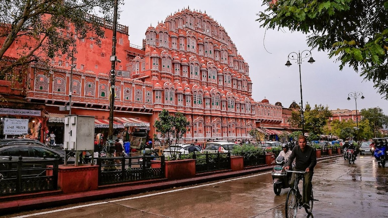 Rajasthan Weather: राजस्थान में बिगड़ा मौसम का मिजाज, जयपुर से बीकानेर तक गिरे ओले, जानें अगले 48 घंटों का हाल