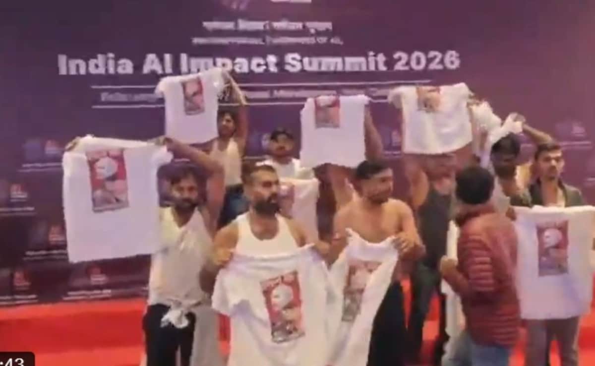 इंडिया AI समिट, भारत मंडपम में यूथ कांग्रेस का प्रदर्शन, पुलिस ने कई लोगों को हिरासत में लिया