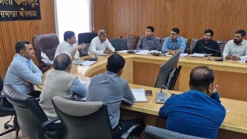 गर्मी बढ़ी तो गरमाया हैंडपंप का मुद्दा, कलेक्टर ने अधिकारियों को दिए 15 मार्च तक का अल्टीमेटम