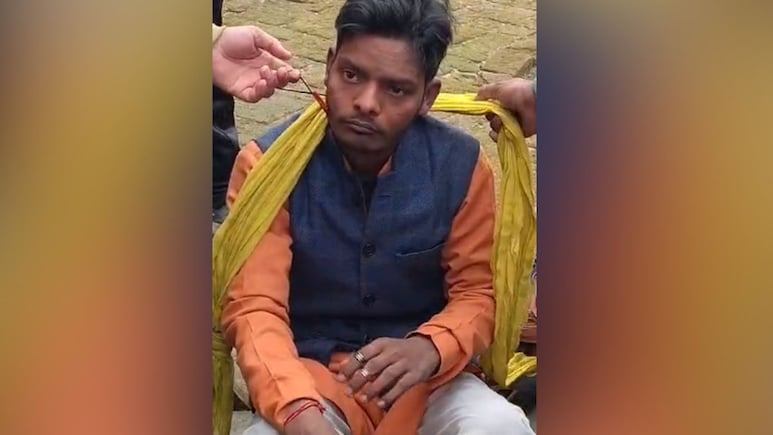 कपड़े भगवा और हाथ में कलावा... भीख मांगने के नाम पर घरों की रेकी करता था मुस्लिम युवक, गांव वालों ने पीट डाला