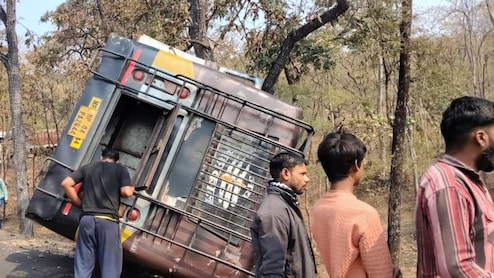 पिपरिया से छिंदवाड़ा आ रही एक बस पलटी, 15 यात्री घायल, चालक को आई गंभीर चोटें&nbsp;