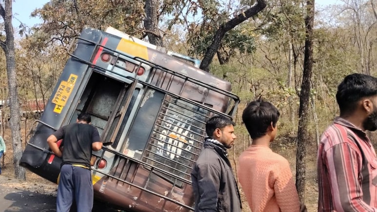 पिपरिया से छिंदवाड़ा आ रही एक बस पलटी, 15 यात्री घायल, चालक को आई गंभीर चोटें&nbsp;