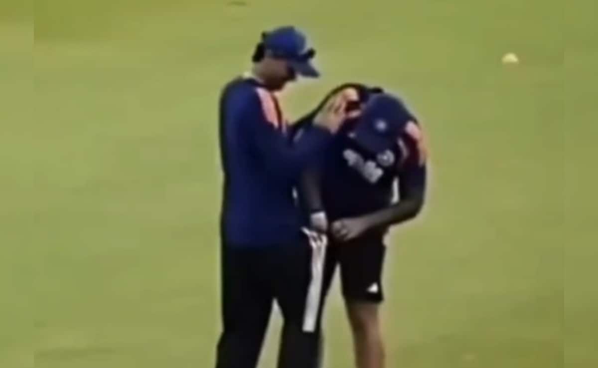 VIDEO: सूर्यकुमार यादव बीच मैदान में अभिषेक शर्मा का टटोलने लगे जेब, आपको पता है वजह?