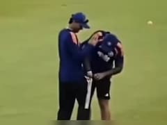 VIDEO: सूर्यकुमार यादव बीच मैदान में अभिषेक शर्मा का टटोलने लगे जेब, आपको पता है वजह?