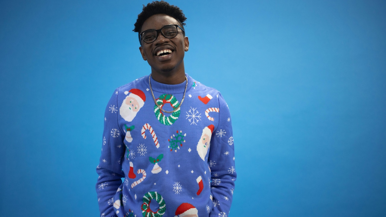 Easy fashion tips to choose between v-neck and crew neck sweaters