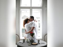 Valentine Week 2026 Gift Ideas: रोज डे से वैलेंटाइन डे तक, पार्टनर को हर दिन दें ये तोहफा