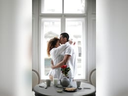 Valentine Week 2026 Gift Ideas: रोज डे से वैलेंटाइन डे तक, पार्टनर को हर दिन दें ये तोहफा