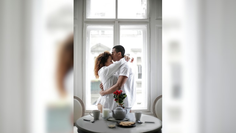 Valentine Week 2026 Gift Ideas: रोज डे से वैलेंटाइन डे तक, पार्टनर को हर दिन दें ये तोहफा